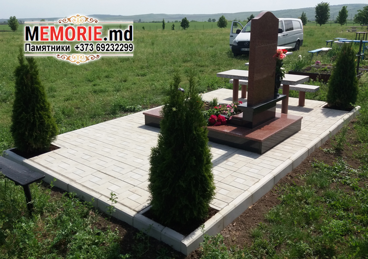Complex funerar din granit rosu Moldova