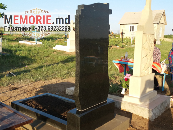 Monument funerar cimintir Balti