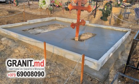 Заливка бетонной площадки под памятник захоронение в Сынжерее